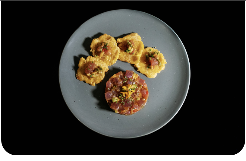 tartar de atún vermello con aguacate e chip de plátano macho do dos raíces