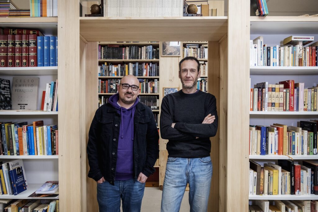 Javier Pereira Gasamáns e Antonio Brea na súa librería.