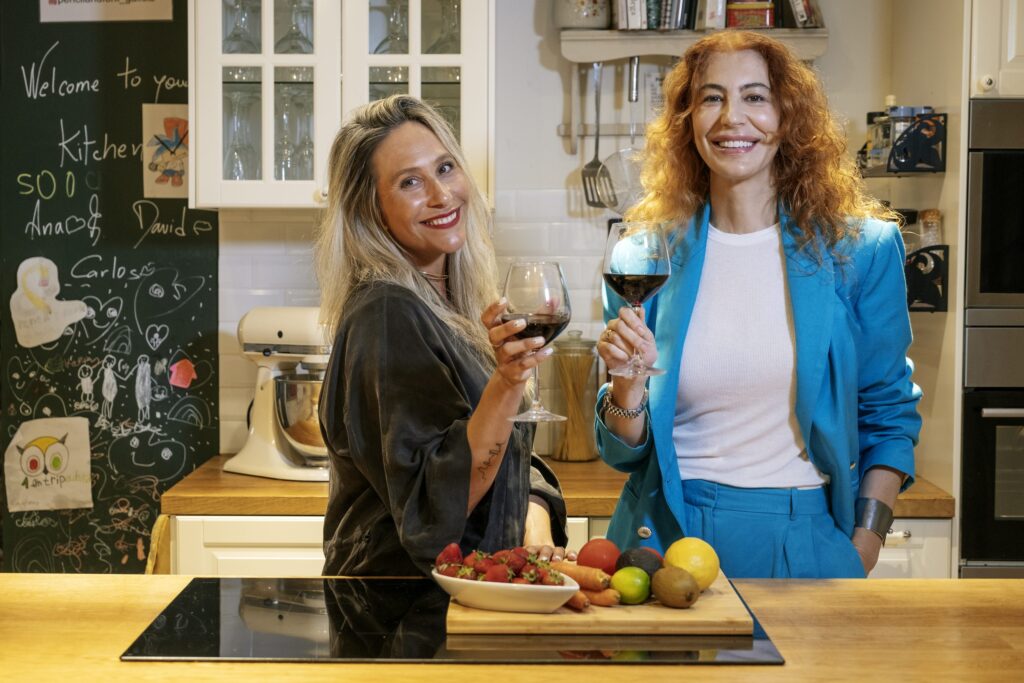 Sara Lúa e Teresa, ex concursantes de Masterchef, na cociña de Pencil & Fork, na Coruña. Foto: Iván Barreiro