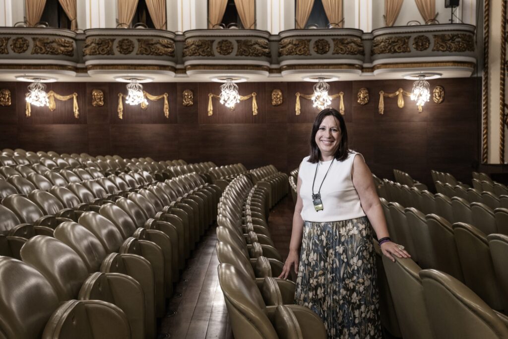 reunímonos con natividade gonzález, deputada do bng, no patio de butacas do teatro colón.foto: iván barreiro