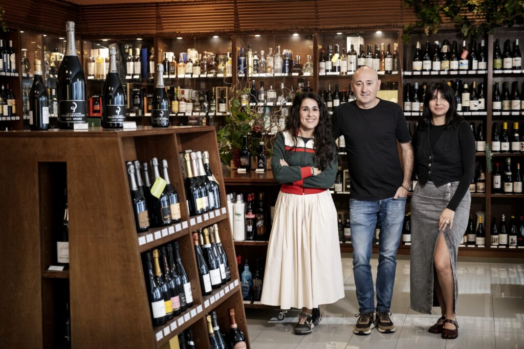 Sonia Molero, José Manuel Suárez e Rocío Jiménez, na tenda de Hostelería Selección, no Polígono de Pocomaco. Foto: Iván Barreiro