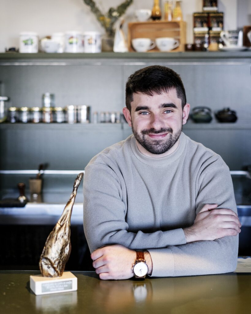 alberto, co seu trofeo de cortador de xamón. foto: iván barreiro